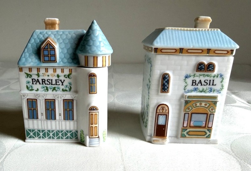 VINTAGE 1989 LENOX SPICE VILLAGE PORCELAIN HOUSE set of 2 PARSLEY/ BASIL JARS 3"