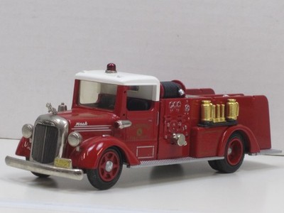 Mack Pumper Feuerwehr Centerport 1953 in rot Box Ashton Models AH 30 1:43