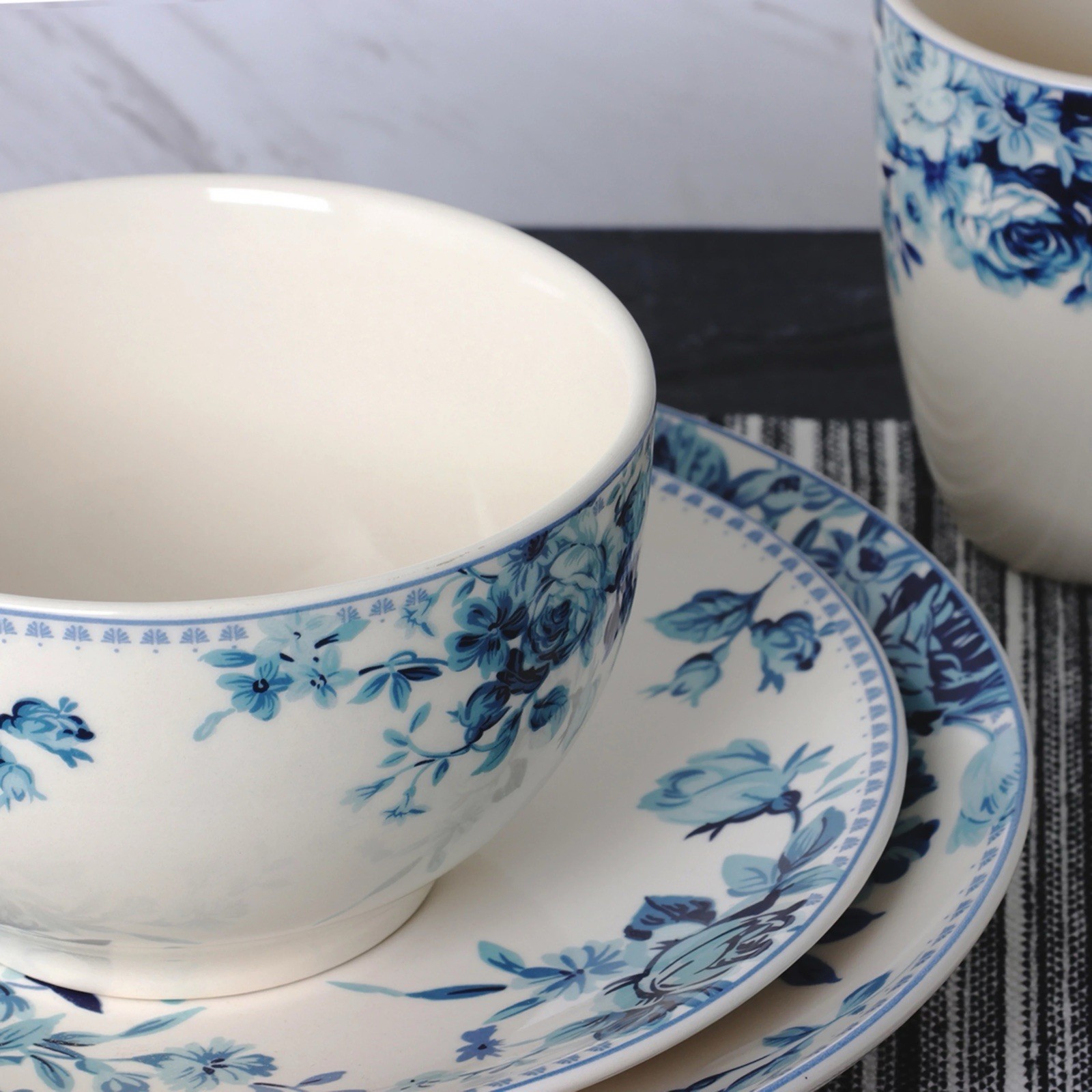 Elama Traditional Blue Rose White Floral 16 pc Dinnerware Set