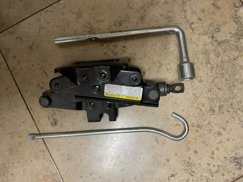 2004-2011 Chevrolet Aveo Tire Jack Set with Tools OEM - Изображение 2 из 4