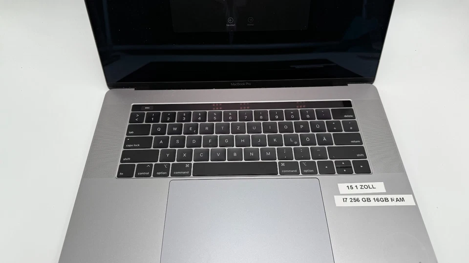 Apple MacBook Pro 15 Zoll A1990 - i7 - 16GB RAM - 256GB SSD - Space Gray - Bild 2 von 4
