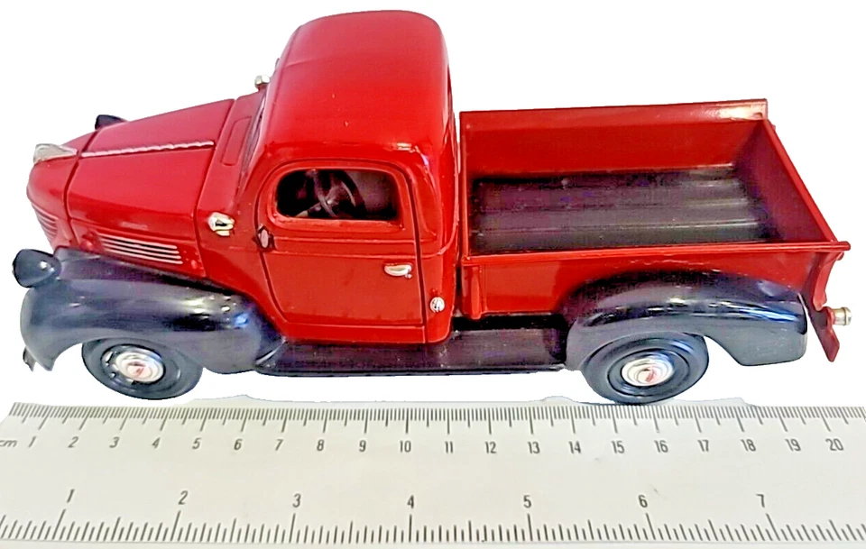 Camioneta pickup Plymouth 1941 roja diecast escala 1/24 de Motor Max Foto 2 de 4