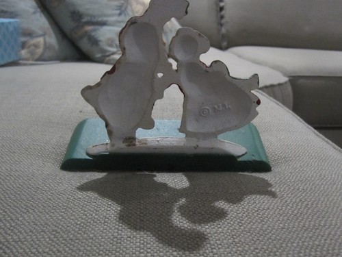 MIDWEST CAST IRON DOUBLE STOCKING HOLDER MR & MRS SANTA CLAUS KISSING MISTLETOE - Picture 2 of 2