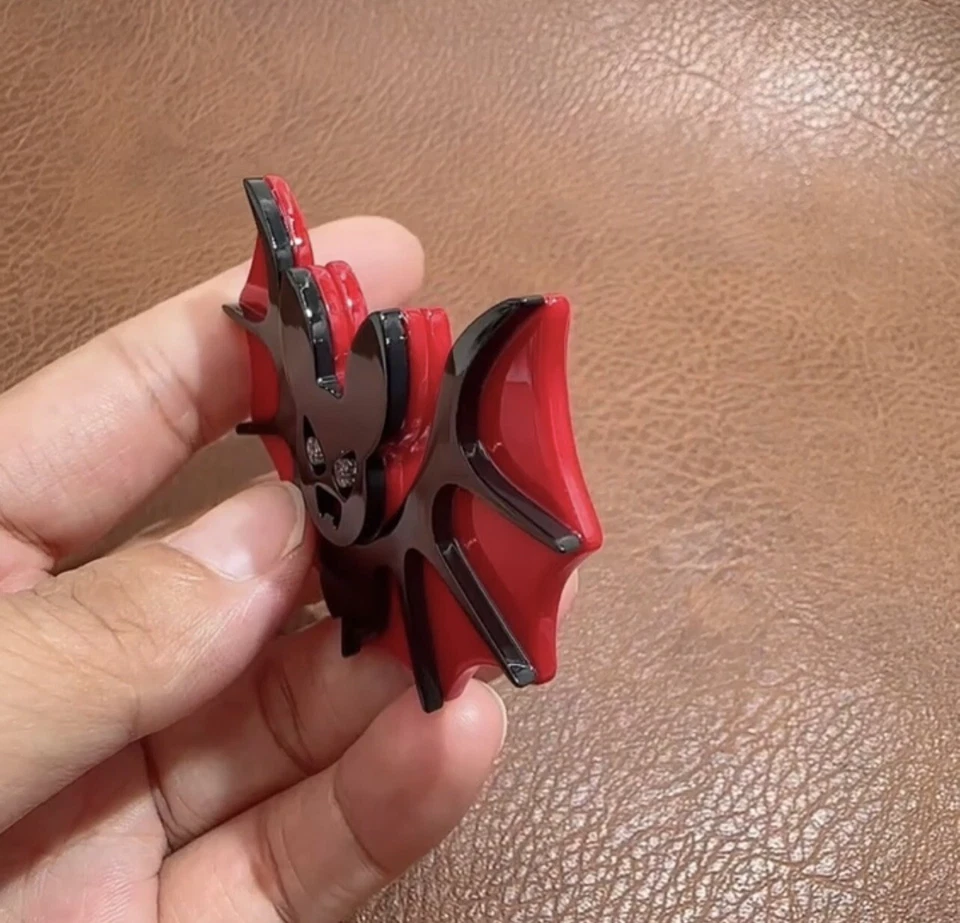 Broche de murciélago vampiro acrílico espeluznante negro y rojo Foto 3 de 3