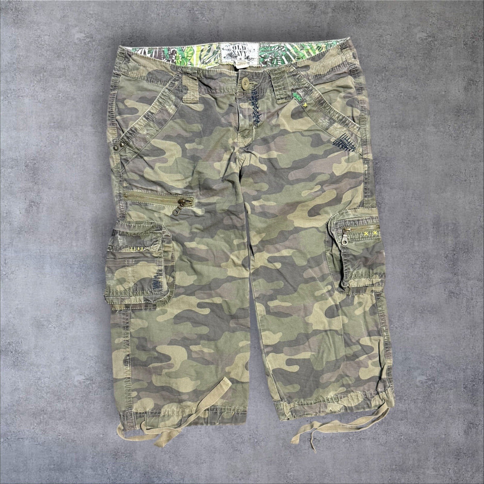 Old Navy Y2K Vintage Camo Distressed Cargo Capris Low Rise 2000s Size 6