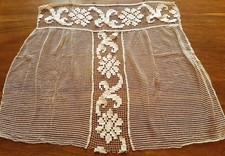 Rideau ancien en filet de coton brodé et petits anneaux dorés . 67 cm x 72 cm