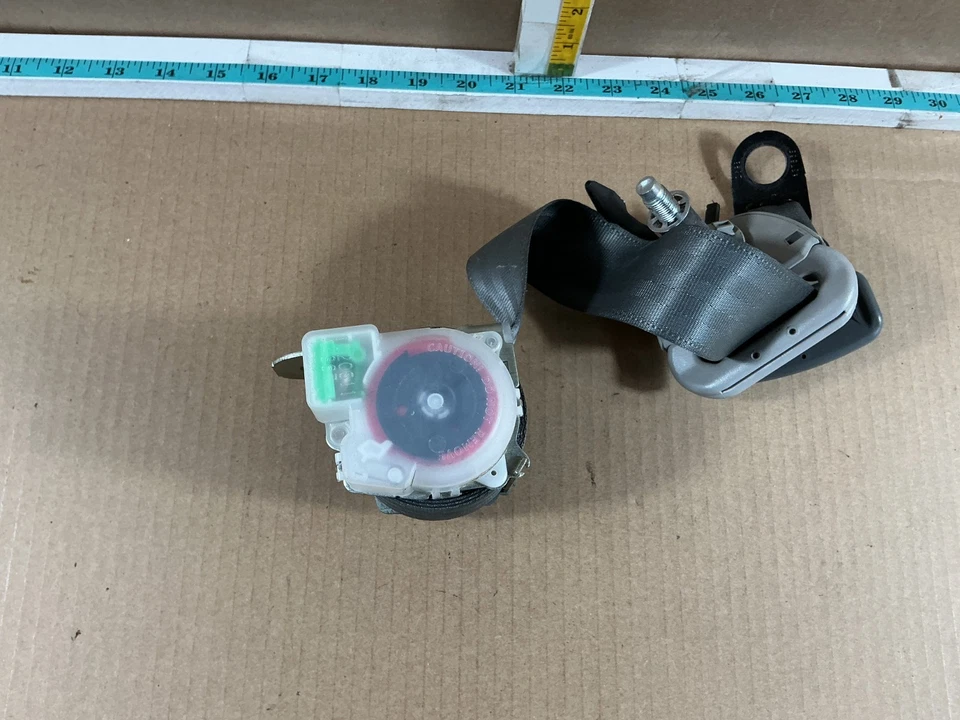 Retractor de cinturón de seguridad trasero izquierdo Toyota Sienna 2011-2014 tercera fila OEM Foto 4 de 4