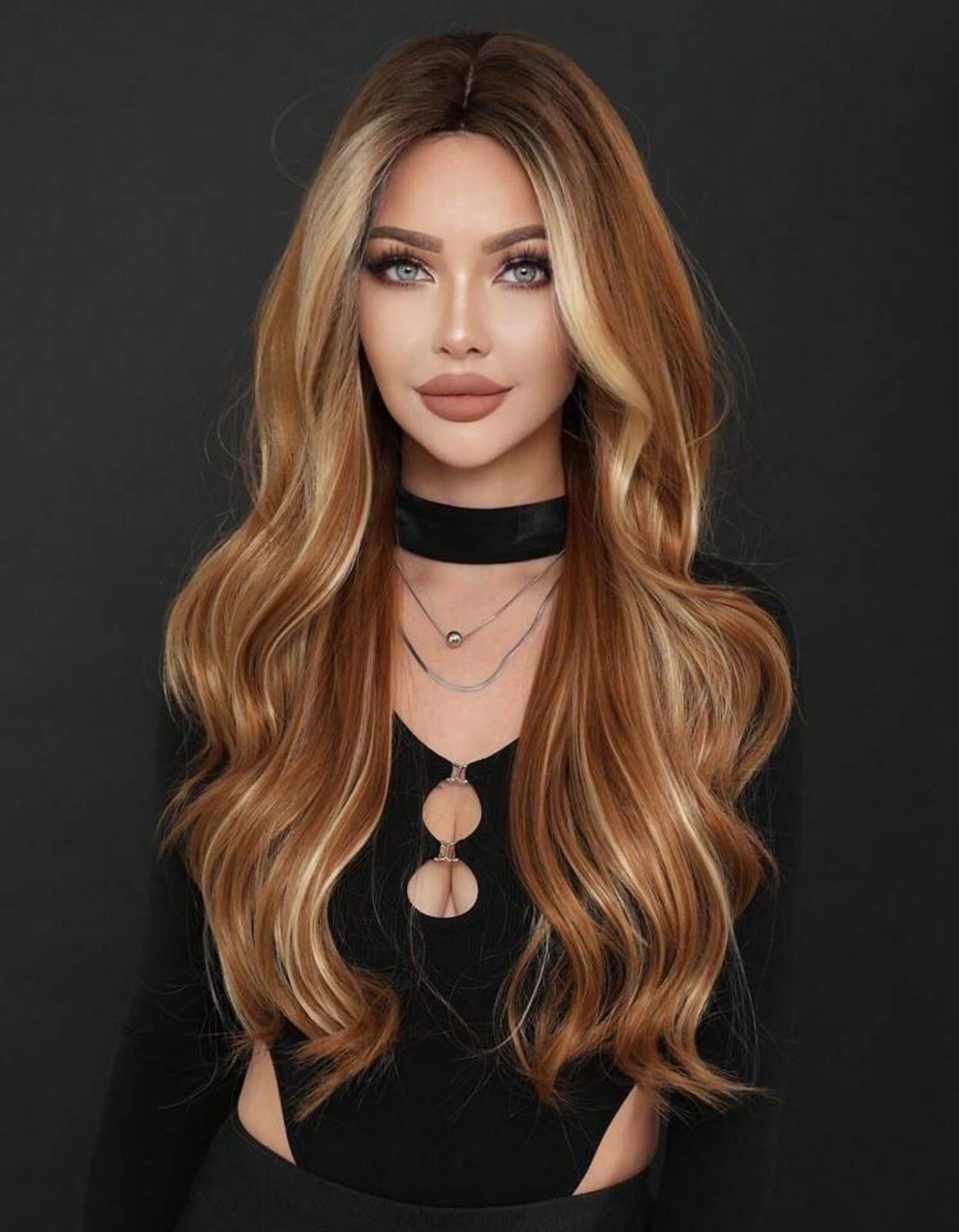 Perruque synthétique longue brun clair pour soirées et looks glamour de 70cm