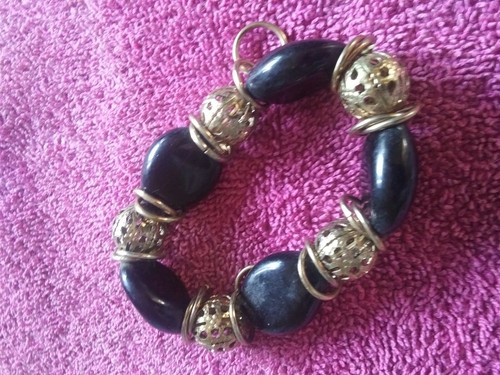 LARGE VINTAGE BANGLE BRACELET/BLACK STONE & GOLD BEADS - Picture 4 of 10