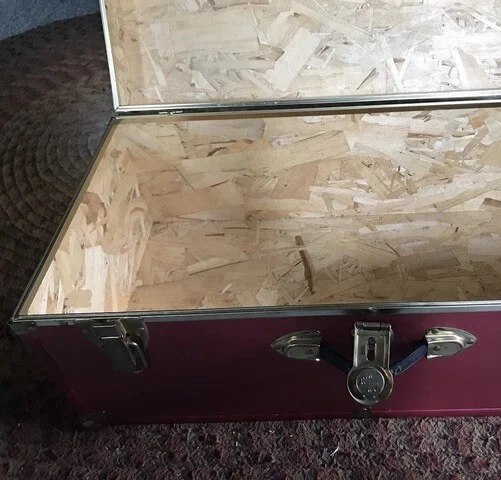 Baúl vaporero vintage SEWARD rojo 12×16×30 con esquinas de latón Foto 3 de 4