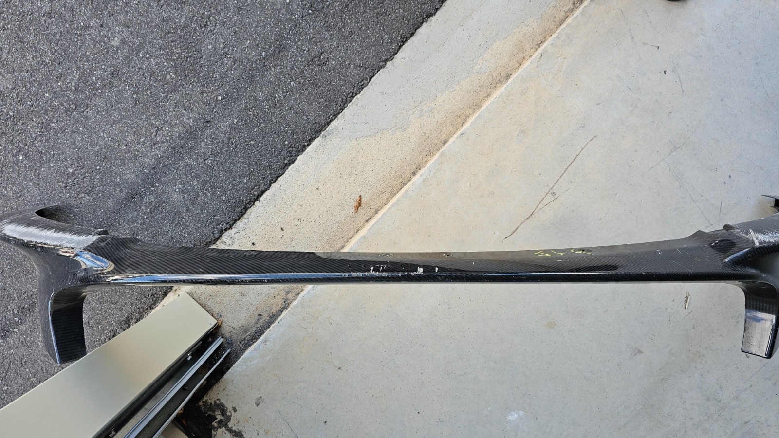 2013 2014 2015 2016 2017 2018 Aston Martin Vanquish SPLITTER CARBON FIBER