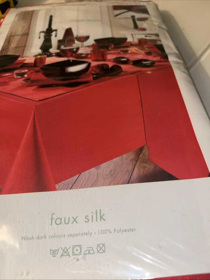 175cm ROUND (69")  Red Tablecloth TRADITIONAL Christmas. Bnib - Image 3 of 3