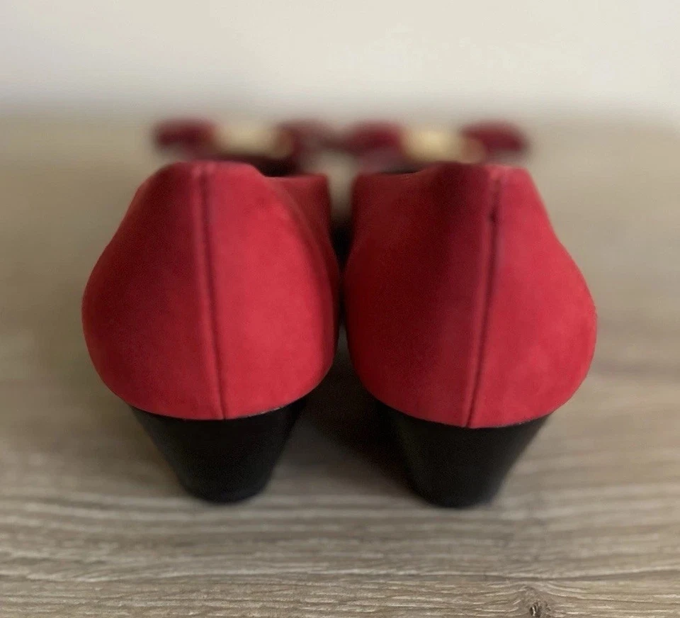 Zapato Salvatore Ferragamo para mujer rojo gamuza dorado con lazo talla 5 1/2B Foto 4 de 4