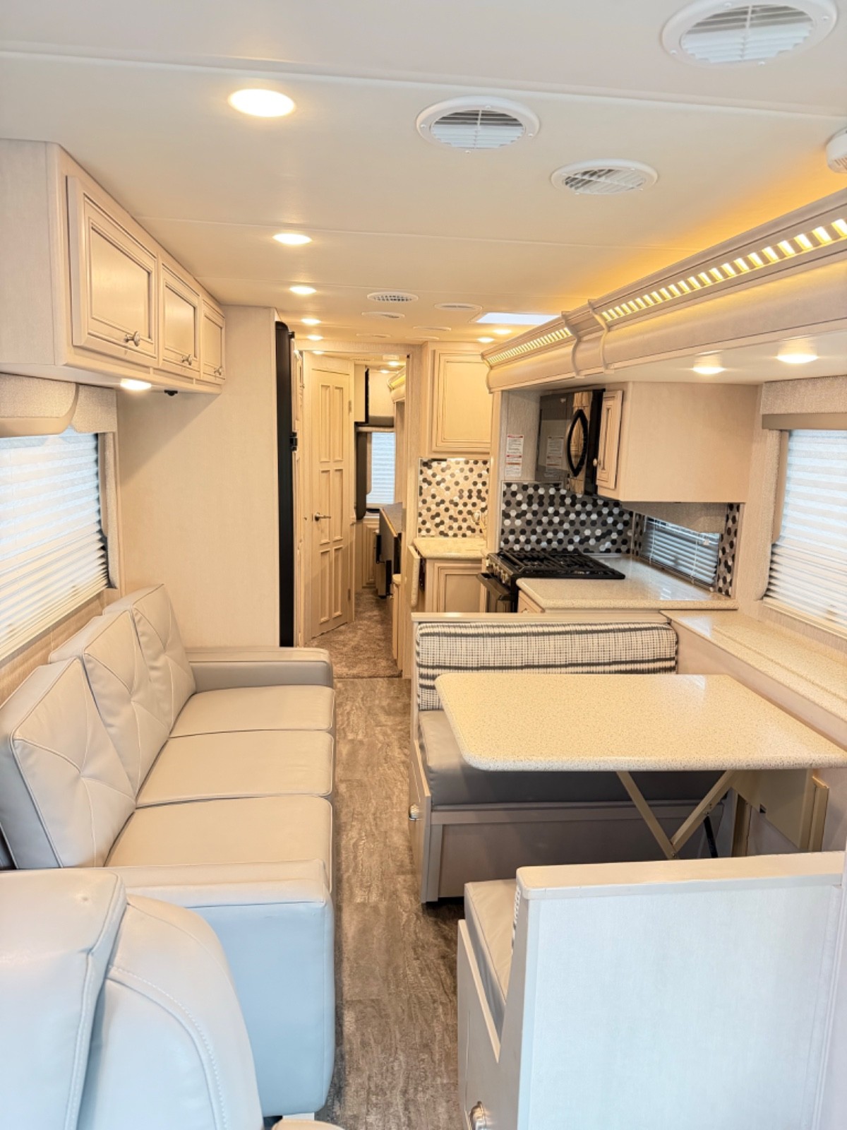 2021 Newmar Bay Star Sport 2813 – Class A Gas Motorhome (29 ft)