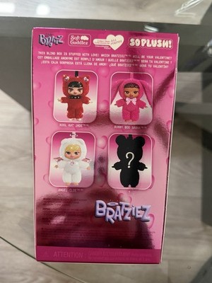 BRATZ BRATZIEZ SWEETHEARTZ SERIEZ PLUSH KEYCHAIN BLIND BOX IN HAND