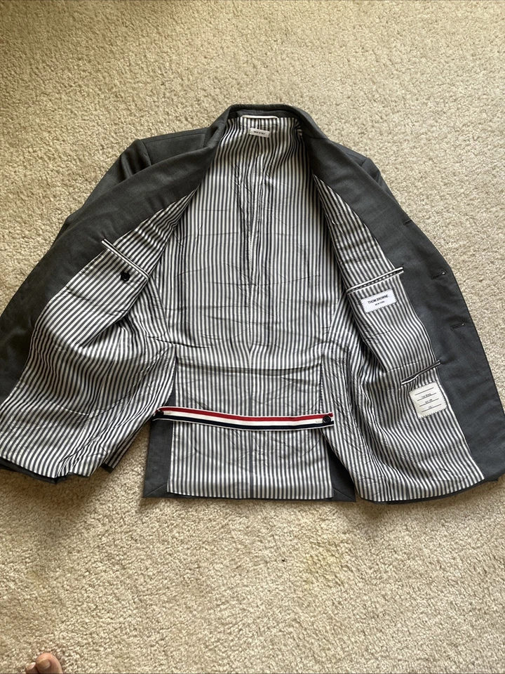 CHAQUETA DE TRAJE CLÁSICA DE UN SOLO PECHO THOM BROWNE TALLA 1 PARA HOMBRE (48 R) Foto 3 de 4