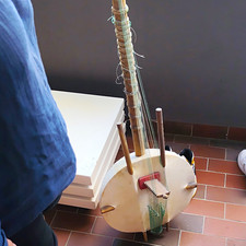 Saz / Bağlama langhalsiges Zupfinstrument, runder Korpus, Beige/Braun