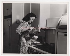 Foto de colección 1941 hermosa Hedy Lamarr hace café MGM por Clarence S. Bull