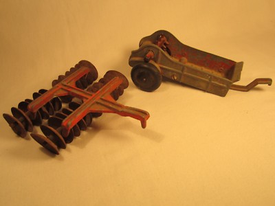 Vintage Diecast FARM EQUIPMENT Hubley Kiddie Toy MANURE SPREADER Plow [Z203f]