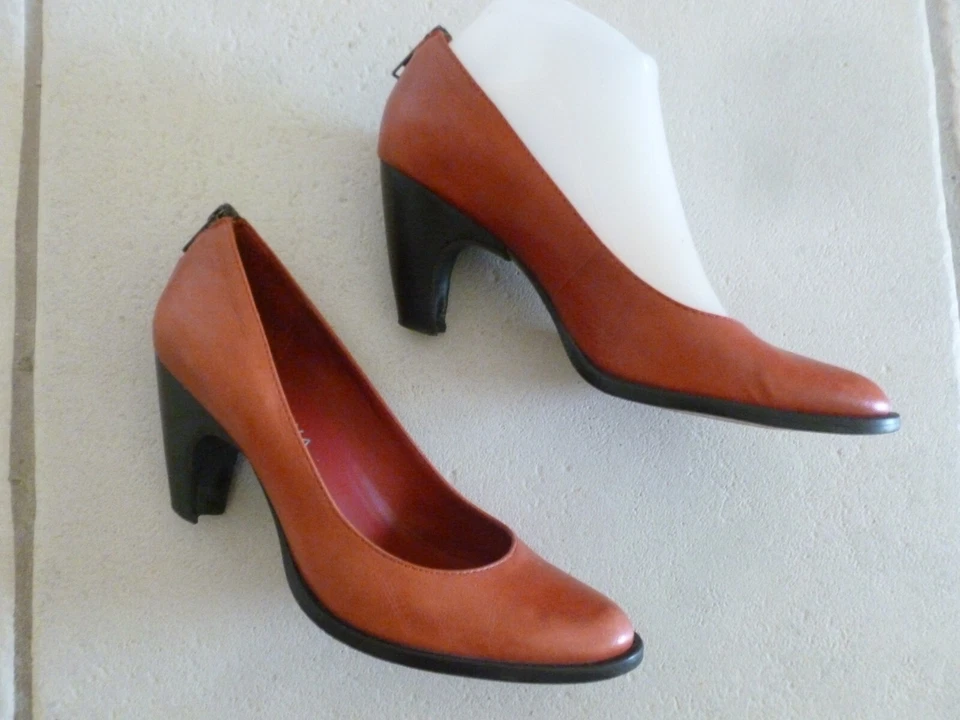 ESCARPINS MARQUE SAN MARINA CUIR ROUGE POINTURE 37 TRES BON ETAT - Photo 3/4
