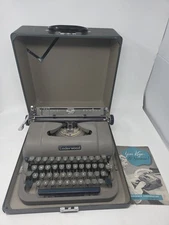 1951 Underwood Finger Flite Champion Portable Typewriter with Case