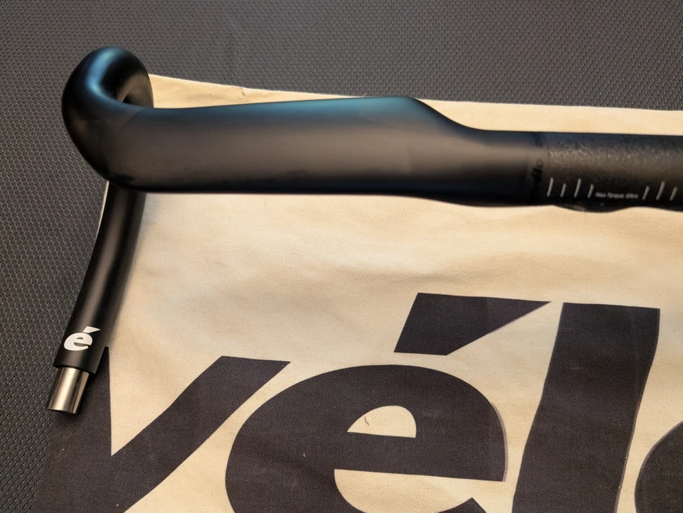 Manillar Cervelo AB09 Acampanado Aero Carretera/Grava Carbono. 44cm. Tirador de bicicleta nuevo. Foto 3 de 4