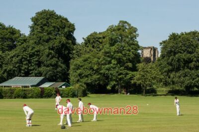 FOTO-CRICKET AUF DEM BADEGELÄNDE ASHBY CRICKET-SPIELE FINDEN REGELMÄSSIG IM T