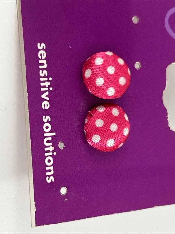 Aretes perforados a lunares rosa y blanco Claires para mujer Sensitive Solutions Foto 2 de 3