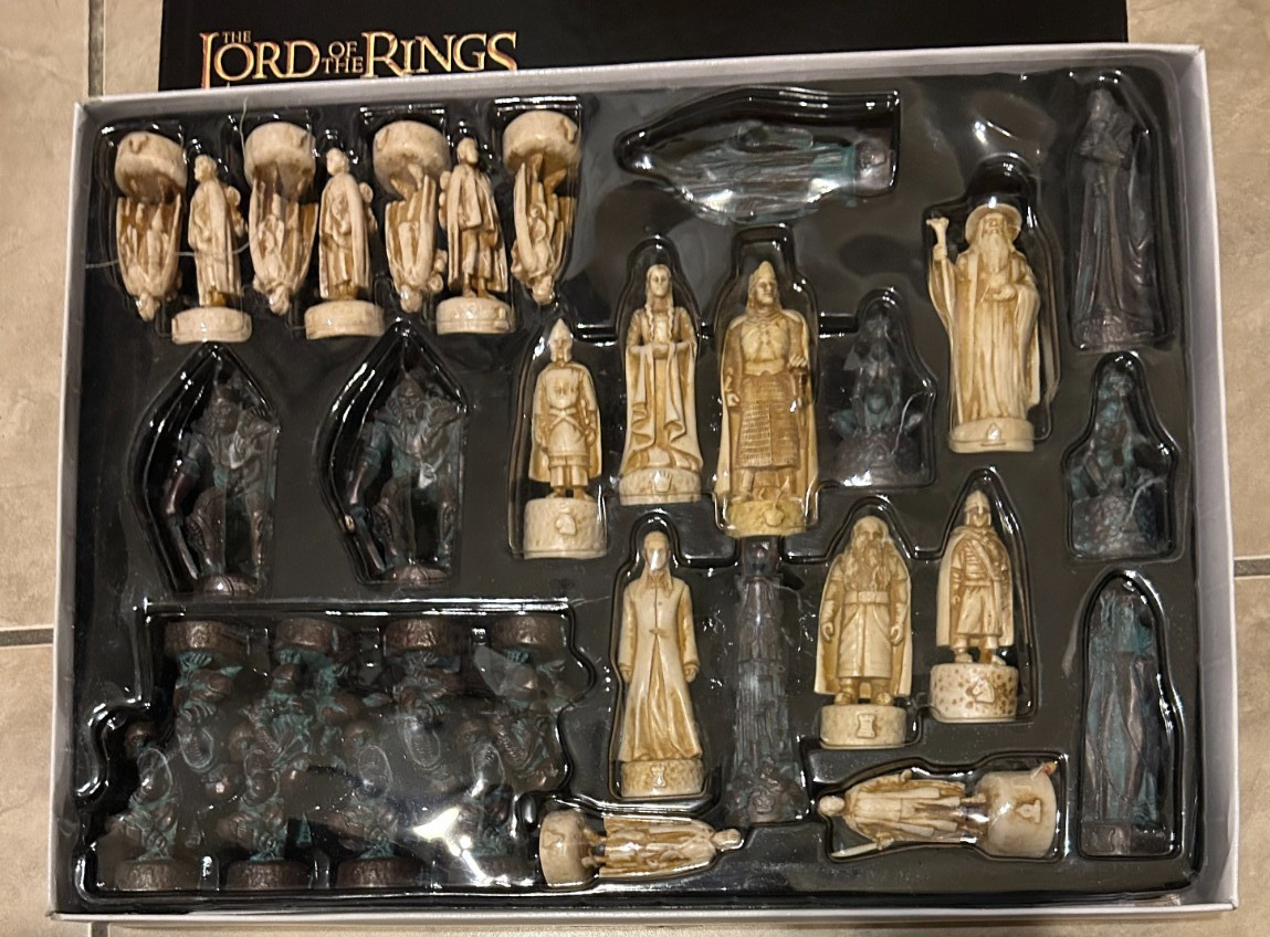 Lord Of  Rings Return Of The KIng Parker Brothers Chess Set 2003 Complete in Box
