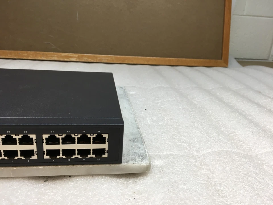 Dell PowerConnect 2024 7H969 24-Port 10/100 Unmanaged Switch - Image 3 of 4