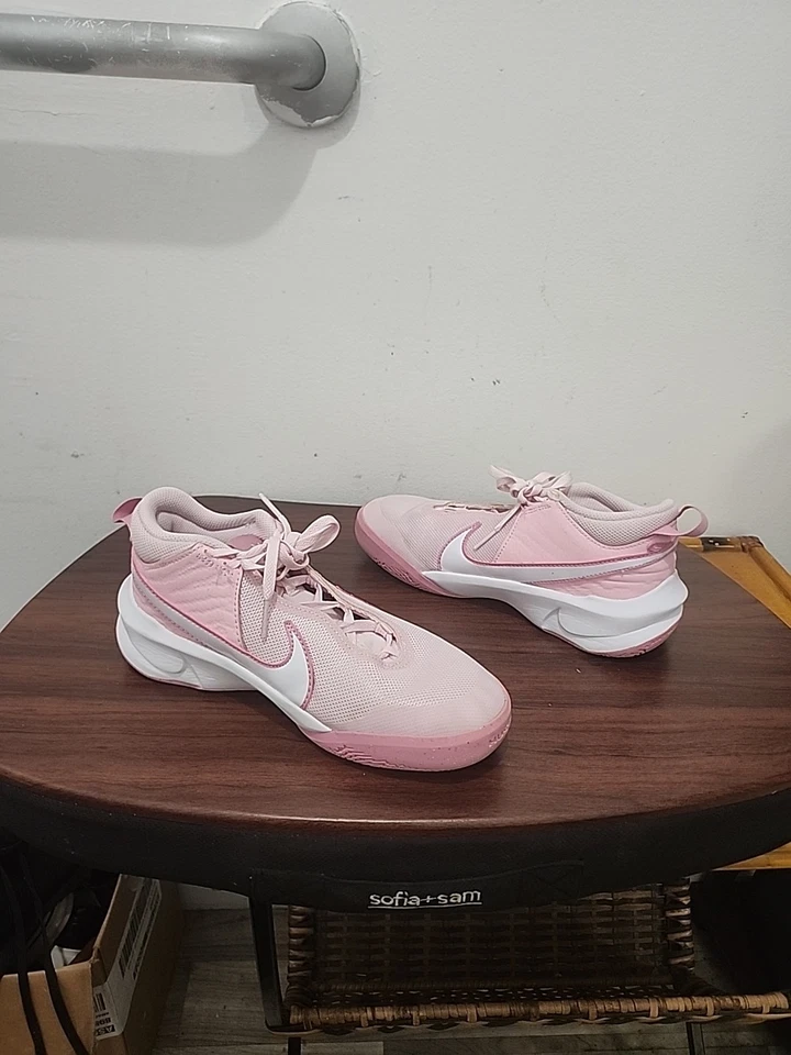 Talla 5Y (GS) - Nike Team Hustle D10 espuma rosa baja Foto 3 de 4