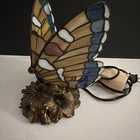 QUOIZEL TIFFANY STYLE BUTTERFLY LAMP STAINED GLASS ON BRONZE ROSE BASE ART DECO