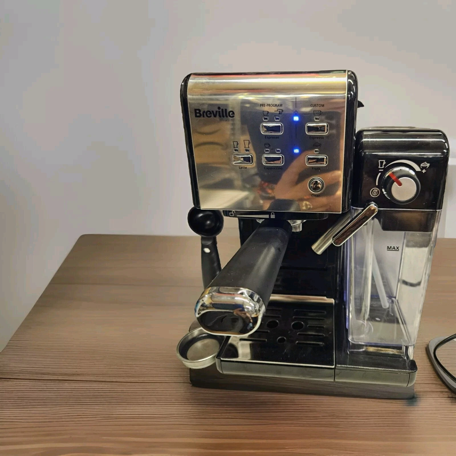 Breville One-Touch CoffeeHouse Coffee Machine VCF107. Read Description