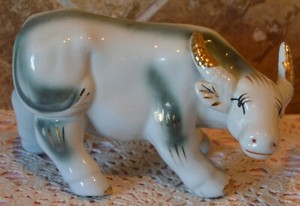 PORCELAIN BULL FIGURINE WITH GOLD ACCENTS~4 1/2" TALL~COUPLE MANUFACTURER FLAWS