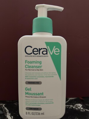 Cerave Feuchtigkeitsspendender Reiniger für normale bis fettige Haut 236 ml mit Hyaluronsäure