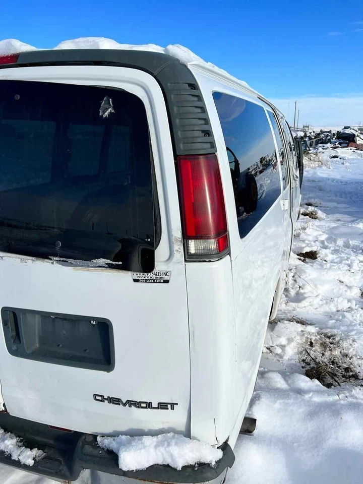 Used Front Right Door Assembly Front fits: 2001 Chevrolet Express 2500 van elect Foto 4 de 4