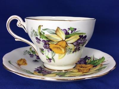 Royal Standard WOODLAND WONDER Yellow Daffodil FOOTED CUP & SAUCER Purple Flower
