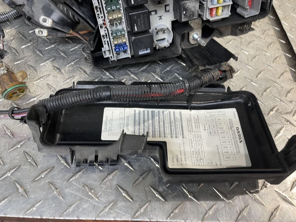Conjunto de caja de fusibles de motor Volvo XC70 2005-2009 probado OEM Foto 2 de 4