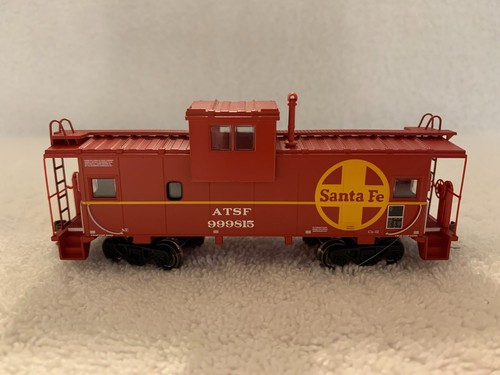 Athearn/Roundhouse #RND87915 HO Scale Santa Fe Wide Vision Caboose #999815 - Picture 2 of 8