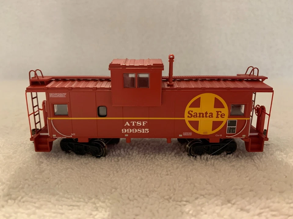 Athearn/Roundhouse #RND87915 HO Scale Santa Fe Wide Vision Caboose #999815 - Image 2 of 4