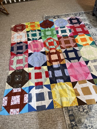 Vintage Quilt Top handgestückelt bunt Scrappy 63” x 76” normale Größe