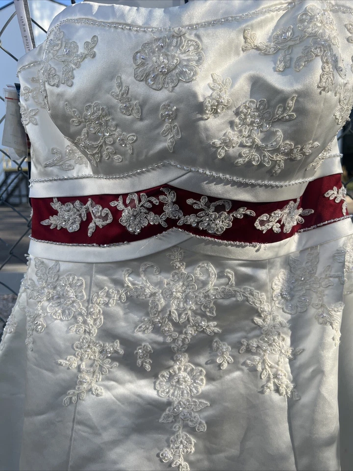 Vestido de novia Alfred Angelo talla 16 marfil-rojo. S-21 Foto 2 de 4