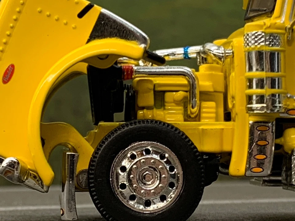 1/64 DCP YELLOW PETERBILT 389 W/ 63" FLAT TOP SLEEPER - Image 3 of 4