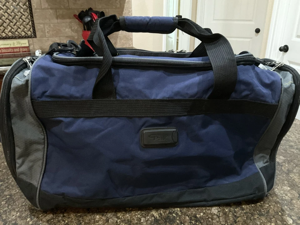 Bolsa/equipaje de viaje California Pak azul y negro con etiquetas Foto 2 de 4