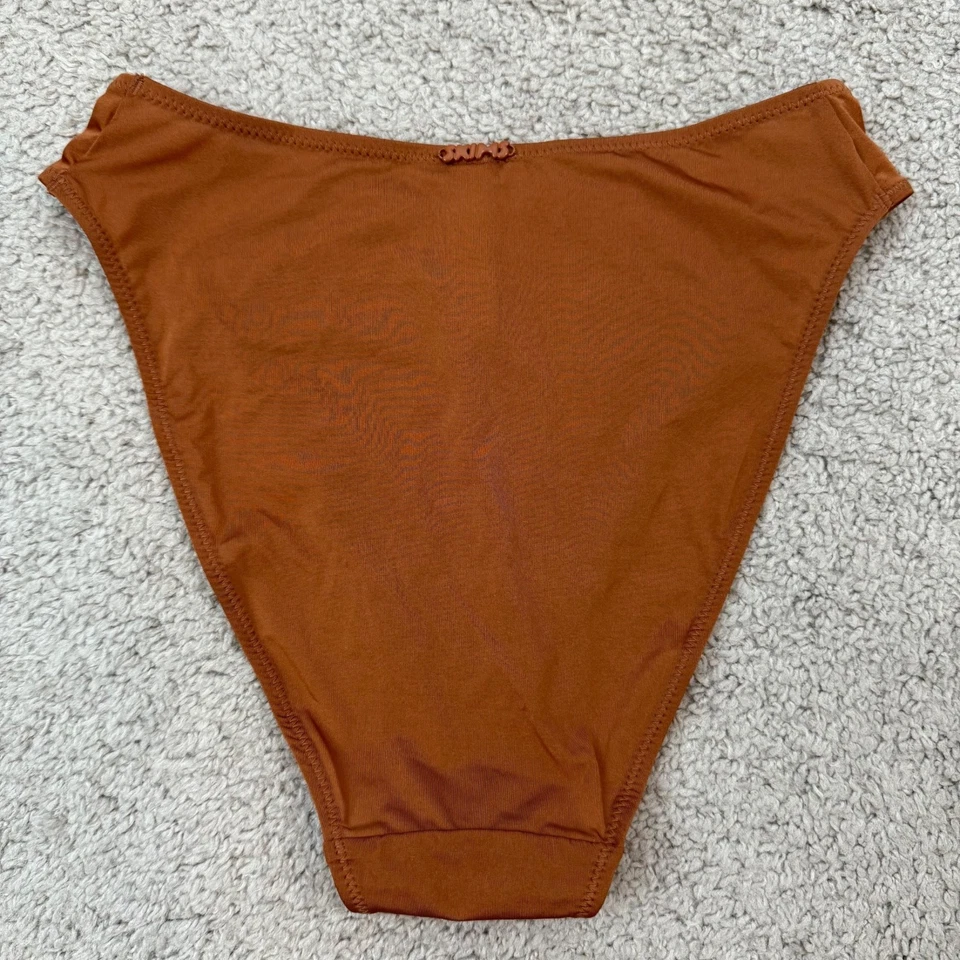 Bragas cortas de bikini elásticas de satén de pierna alta talla XXS bronce SKIMS Foto 3 de 4