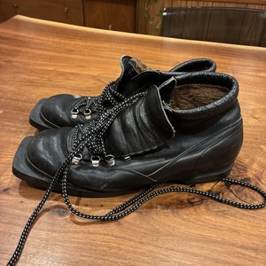 FABIANO Skywalk Mens 10.5 Cross Country Ski Boots Black Leather VINTAGE 3 PIN Vintage 3-prong Vasque leather ski boots. Size 6 or 7  main image 4