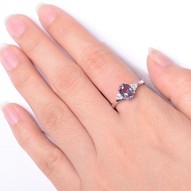 Anillo de tres piedras de alejandrita de corte ovalado de 1,75 quilates en plata de ley 925 Foto 3 de 4