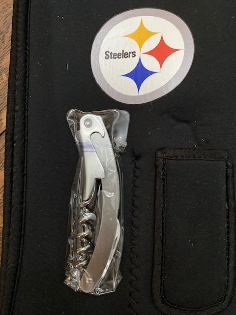 NFL PITTSBURGH STEELERS SAMBA NEOPRENO (2) BOTELLA VINO BOLSO CON ABRIDOR DE VINO NUEVO CON ETIQUETAS Foto 2 de 4