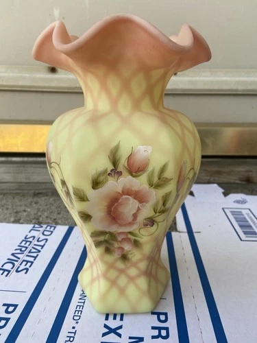 BEAUTIFUL FENTON DIAMOND OPTIC BURMESE BILL FENTON MEMORIAL VASE 1532/2950