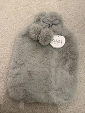 Szara butelka ciepłej wody Kolekcja zimowego ocieplacza